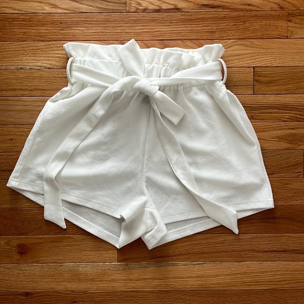 Shien white shorts (w/ belt)